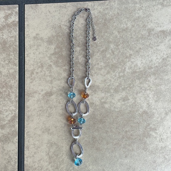 10 inches long/25 cm So much detail in this hammered silver tone necklace - Picture 4 of 5